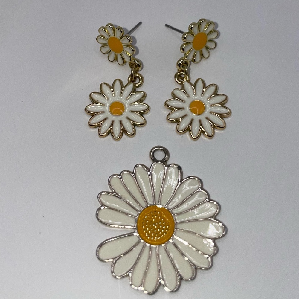 Daisy Earrings and Pendant Set